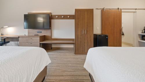holiday inn express and suites macon north