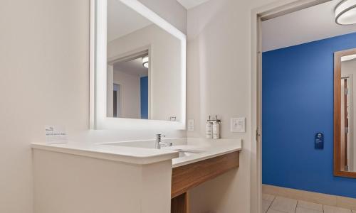 holiday inn express and suites macon north
