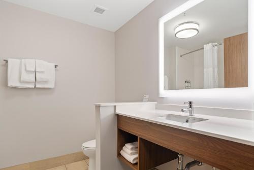 holiday inn express and suites macon north