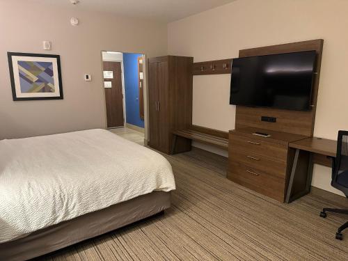 holiday inn express and suites macon north