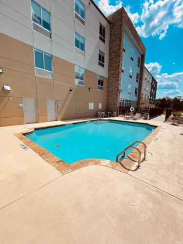 holiday inn express and suites macon north