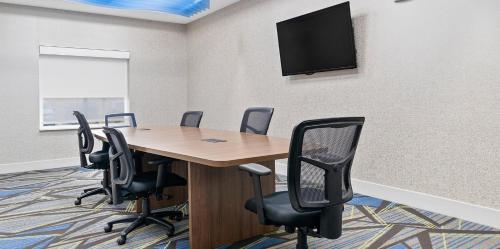 holiday inn express and suites macon north