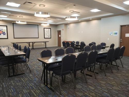 holiday inn express and suites macon north