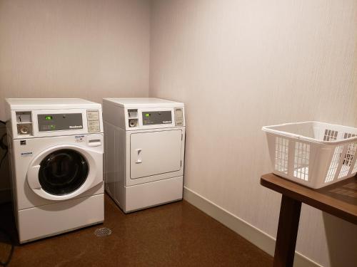 holiday inn express and suites macon north