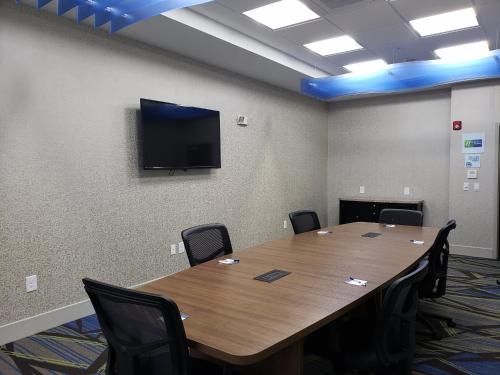 holiday inn express and suites macon north