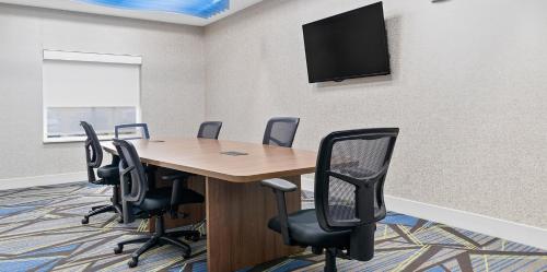 holiday inn express and suites macon north