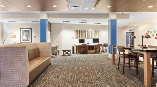 holiday inn express and suites macon north