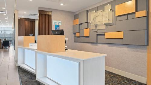 holiday inn express and suites macon north