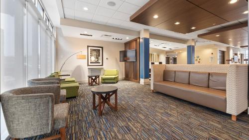 holiday inn express and suites macon north