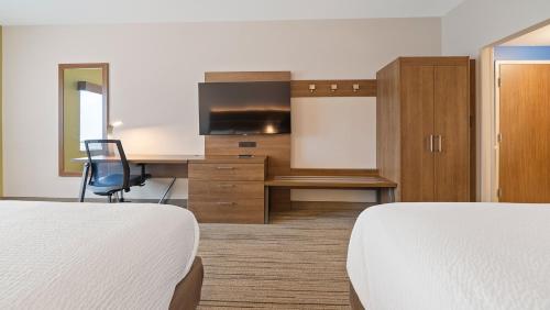holiday inn express and suites macon north