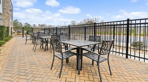 holiday inn express and suites macon north