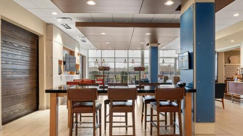 holiday inn express and suites macon north