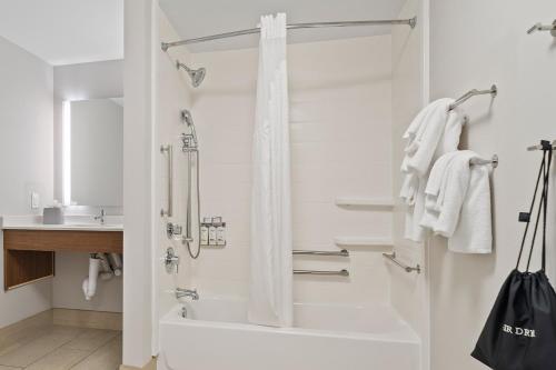 holiday inn express and suites macon north