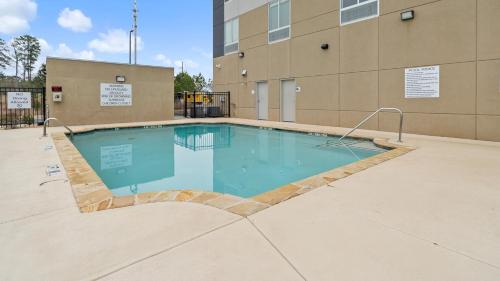holiday inn express and suites macon north
