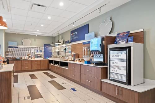 holiday inn express and suites macon north