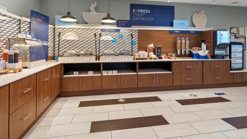 holiday inn express and suites macon north