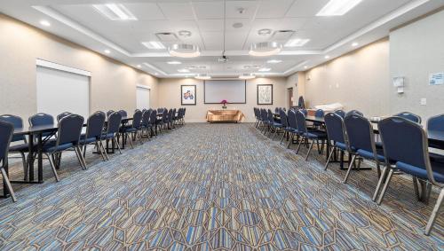 holiday inn express and suites macon north