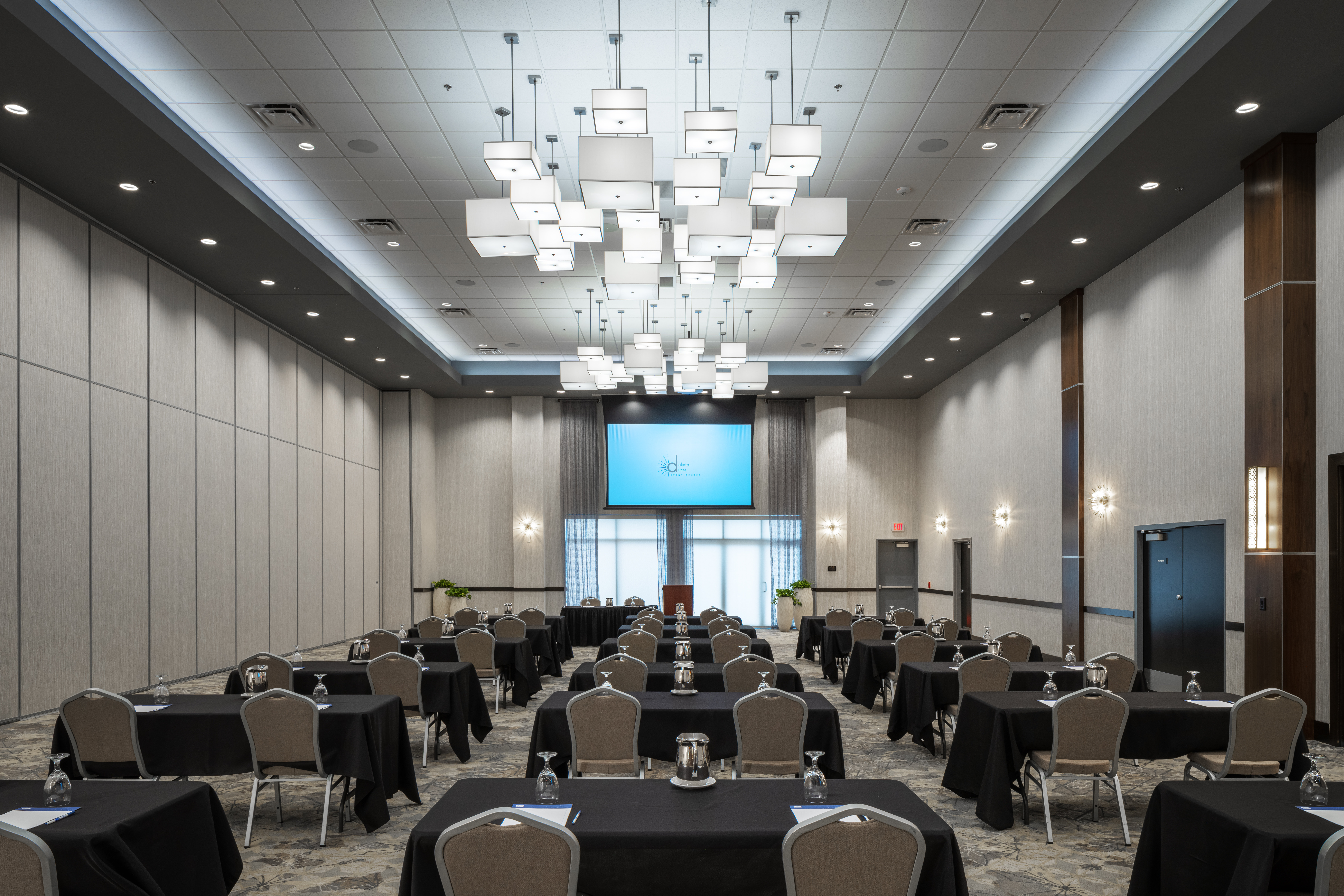 holiday inn express and suites dakota dunes event center