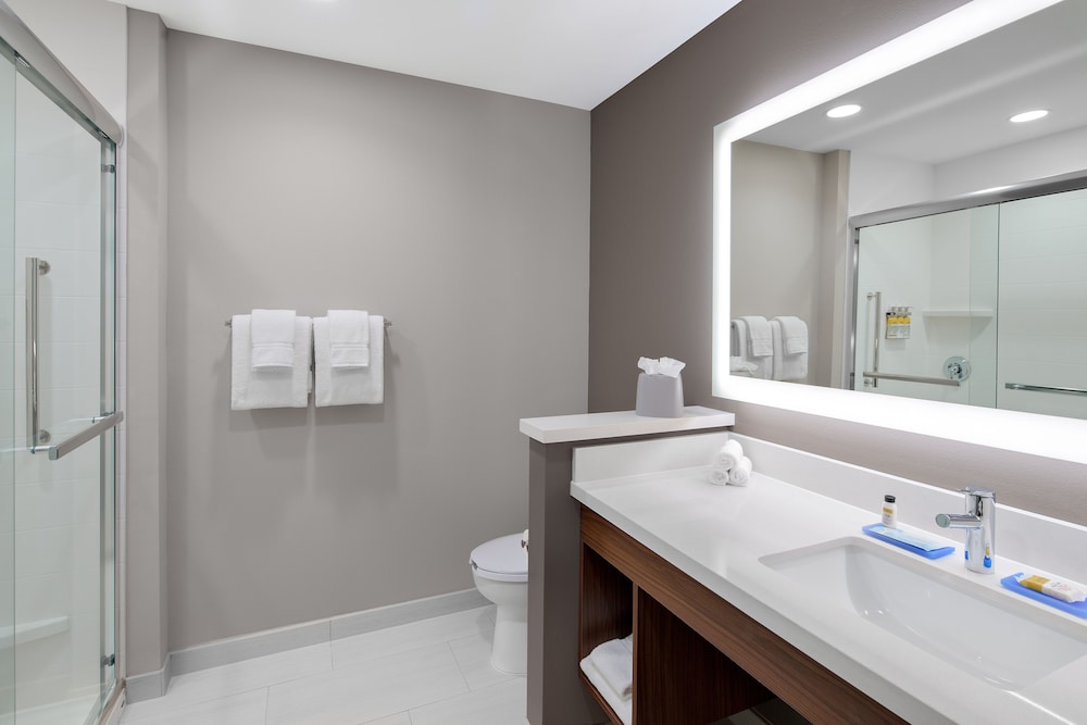 holiday inn express and suites lubbock central univ area