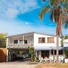 wake up byron bay hostel