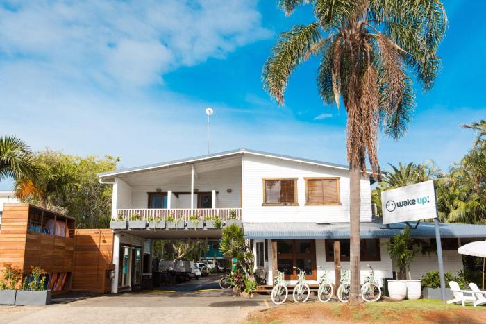 wake up byron bay hostel