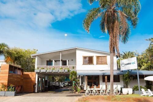 wake up byron bay hostel