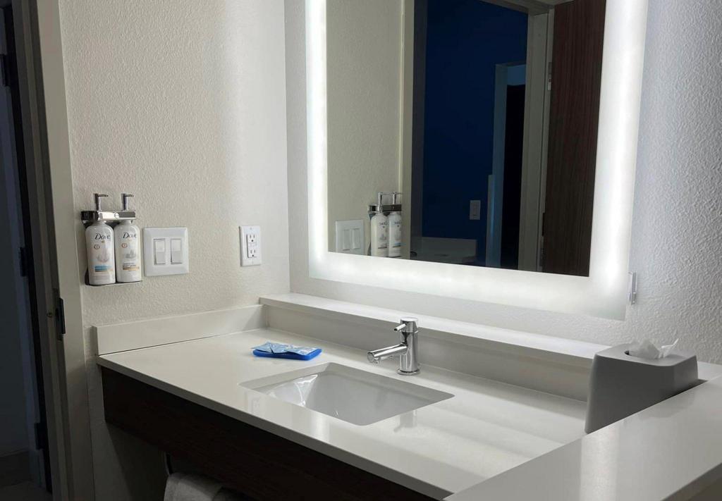 holiday inn express and suites bryan