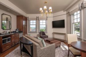 The Virginian Lynchburg Curio Collection,Madison Heights>>Lynchburg,4 star