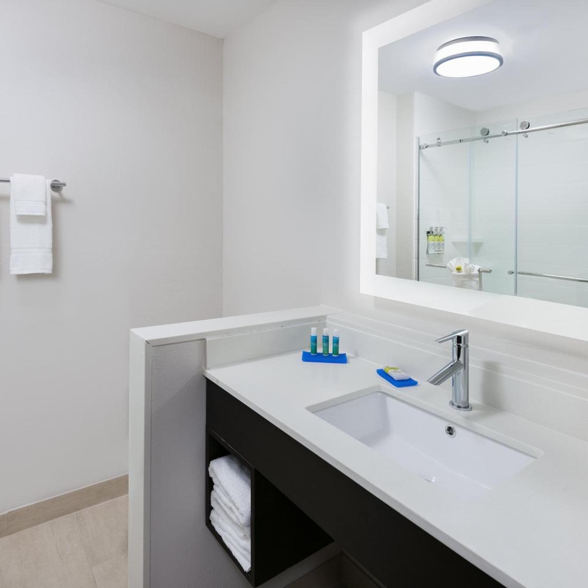 holiday inn express and suites missouri city west