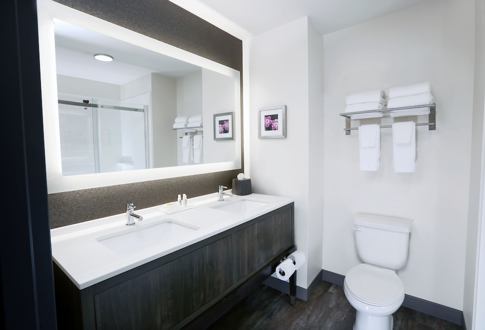 holiday inn and suites sioux falls airport by ihg