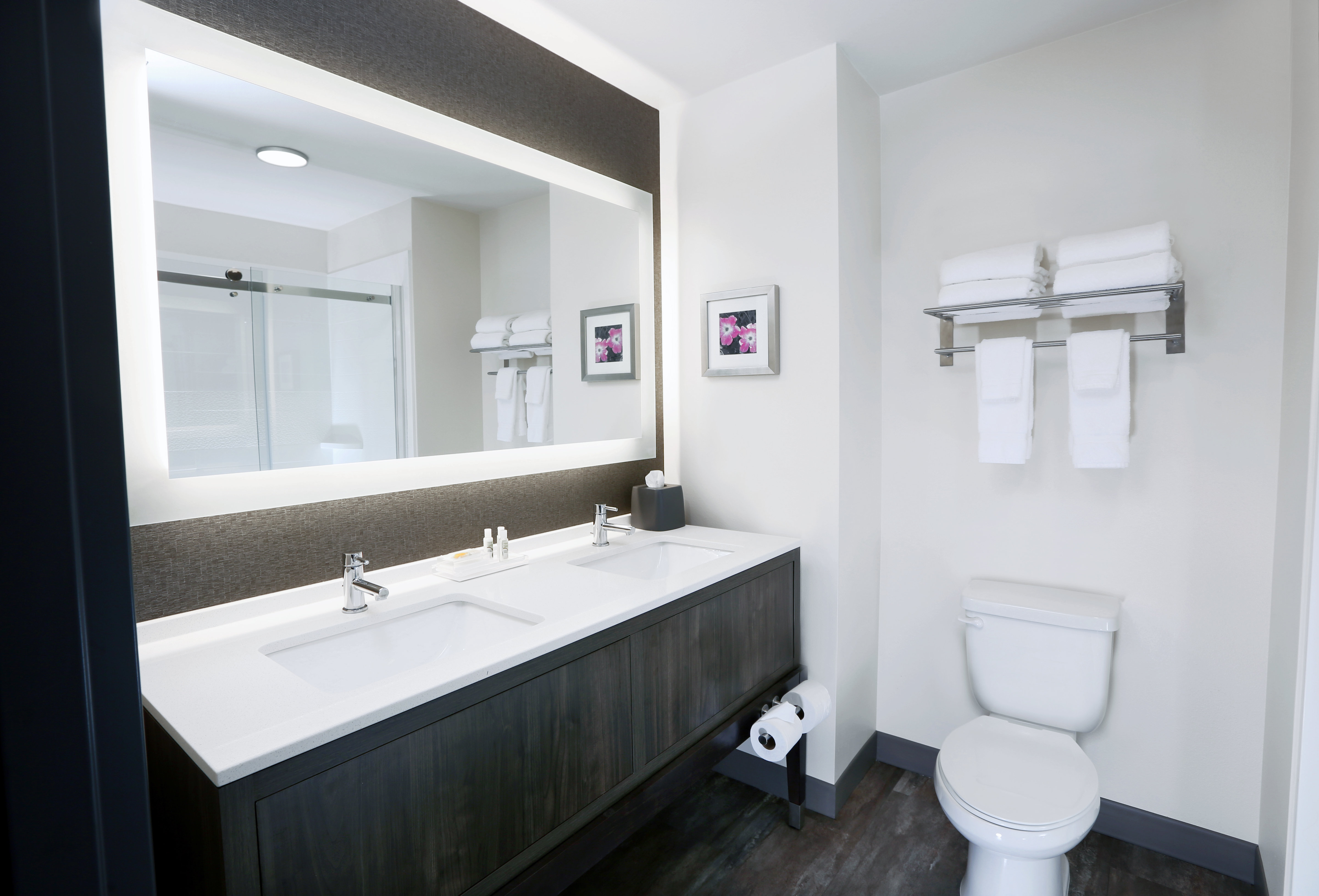 holiday inn and suites sioux falls airport by ihg