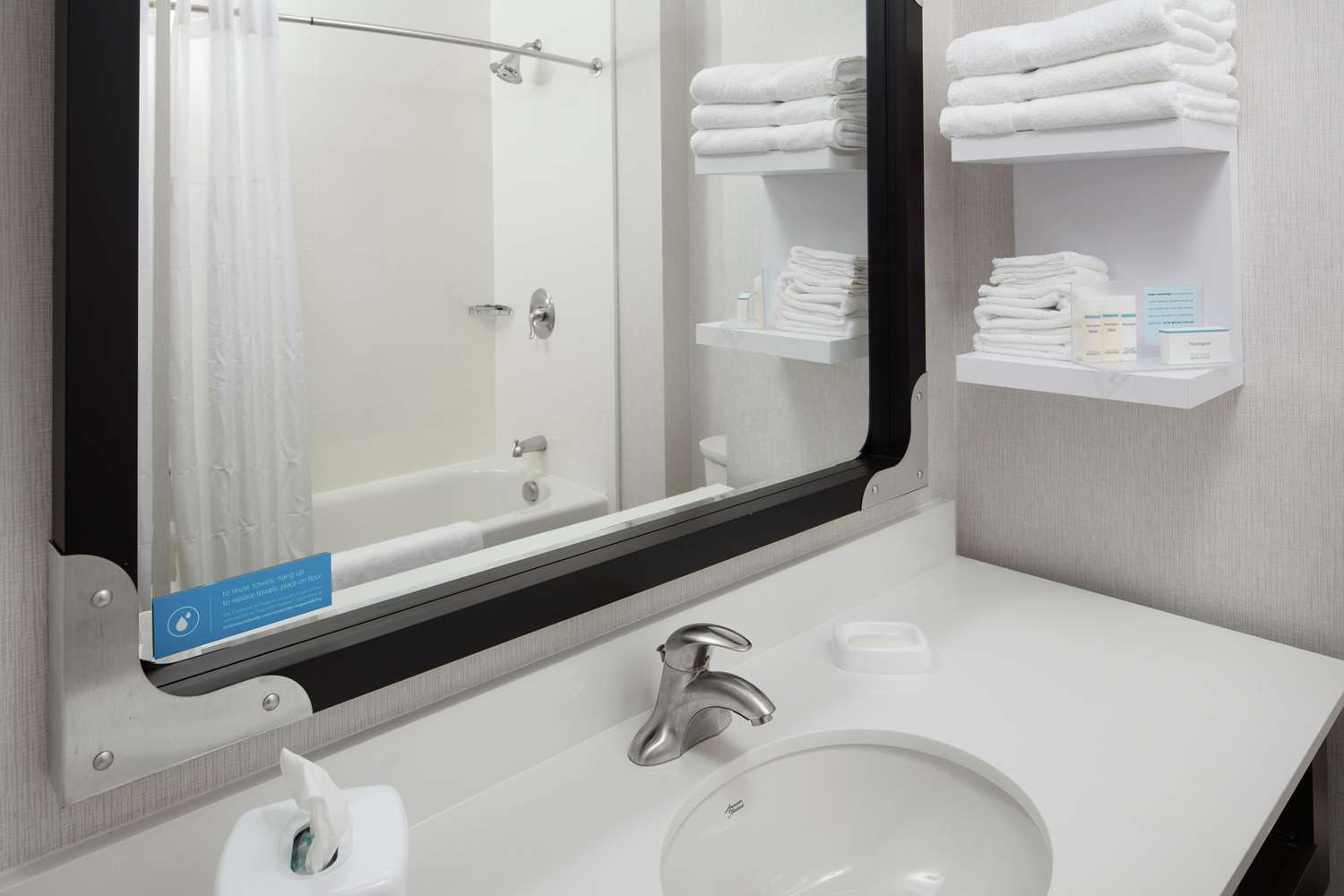 hampton inn and suites teaneck glenpointe