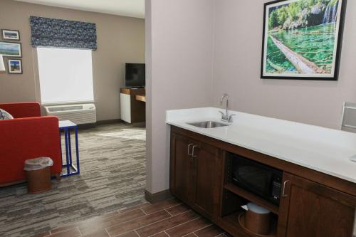 hampton inn and suites lafayette medical center co