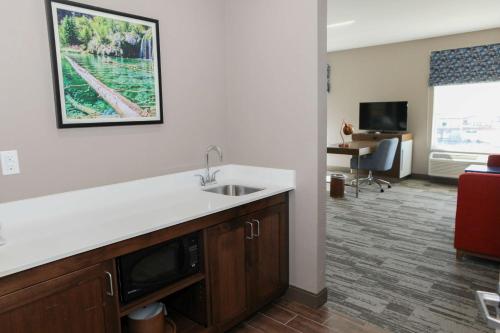 hampton inn and suites lafayette medical center co
