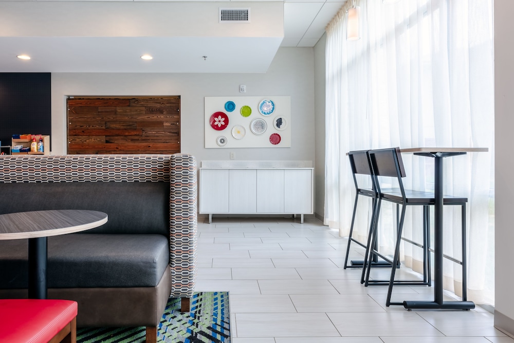 holiday inn express calhoun south by ihg