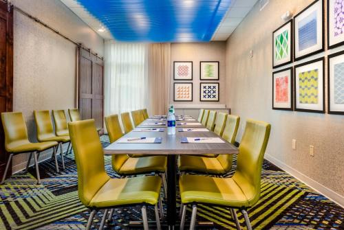 holiday inn express calhoun south by ihg