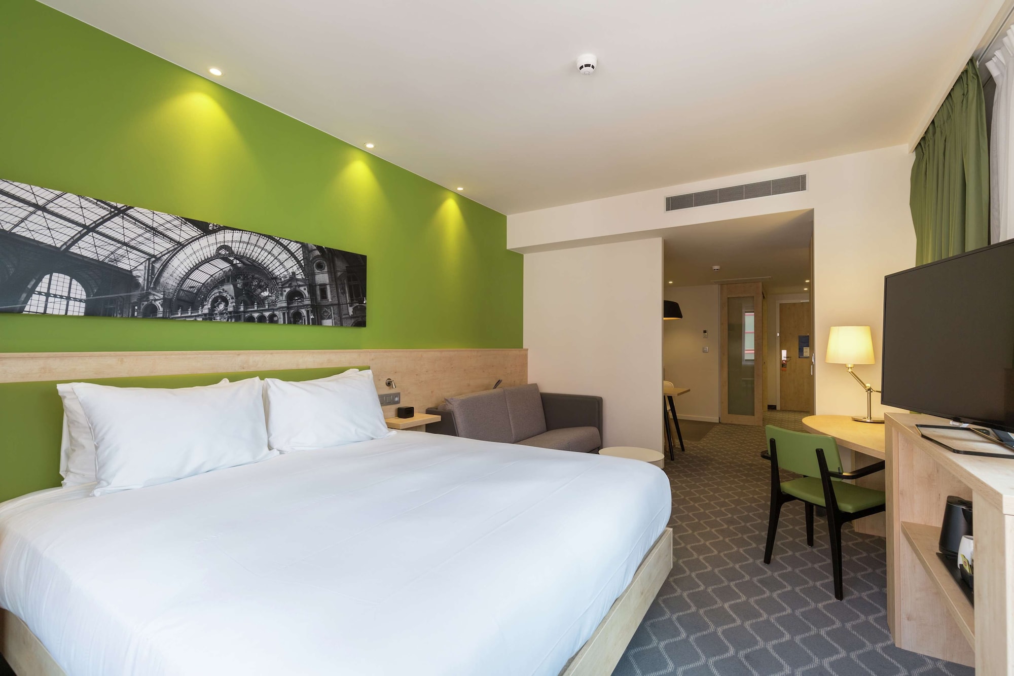 hampton by hilton antwerp central station