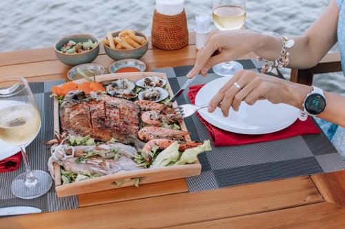 rocks beach boutique phu quoc