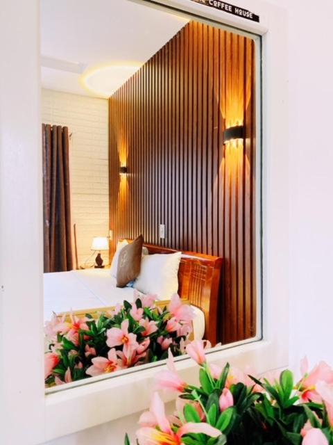 poetic hue hotel