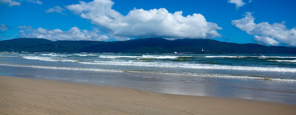 mandila beach hotel danang