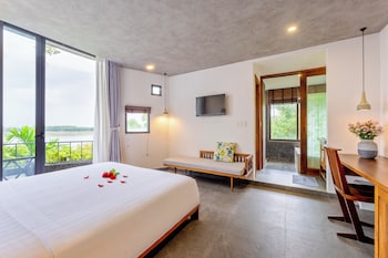 serene riverside hotel hoi an