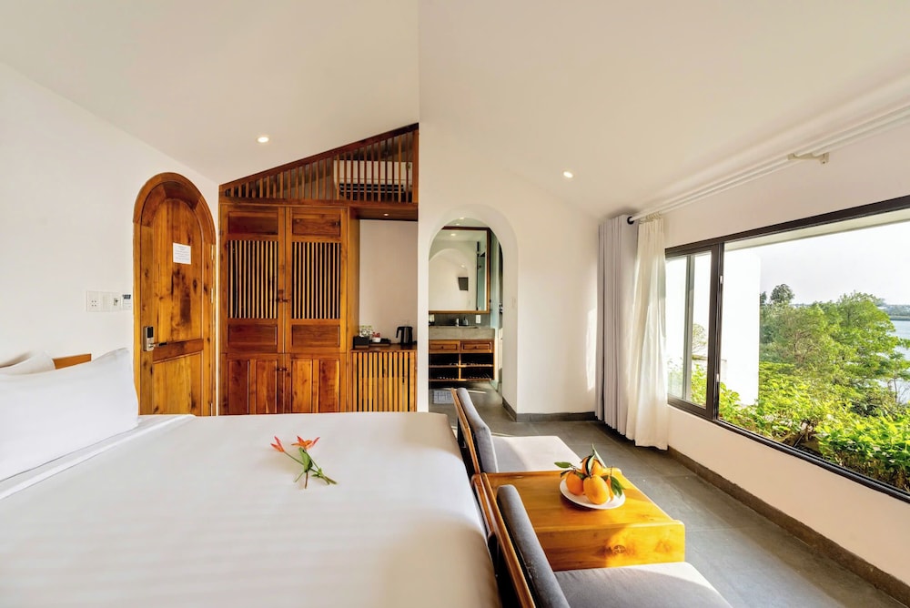 serene riverside hotel hoi an