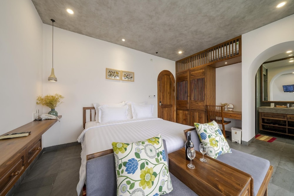 serene riverside hotel hoi an