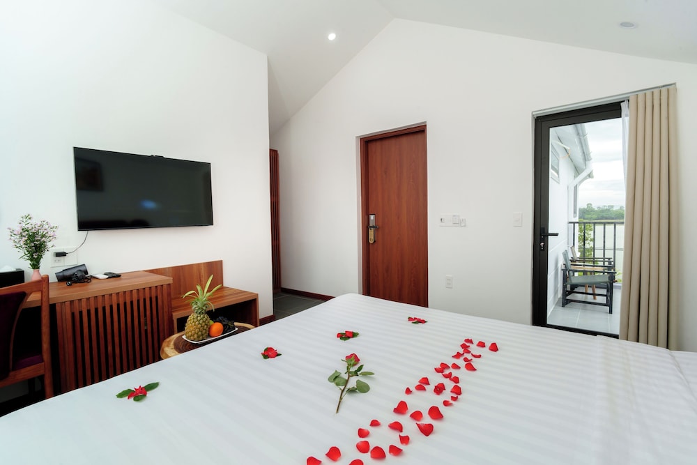 serene riverside hotel hoi an