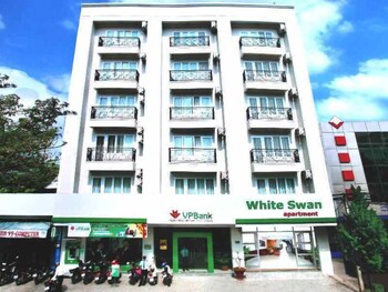 white swan apartment