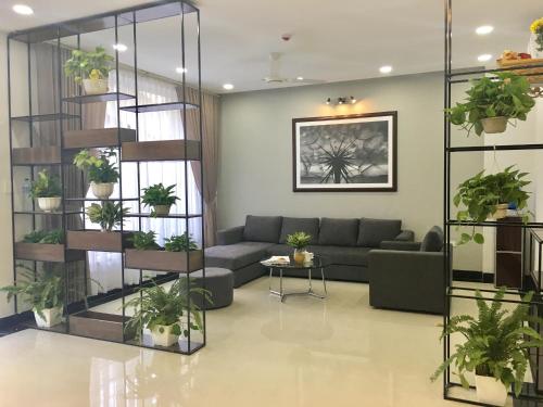 v house 6 serviced apartment