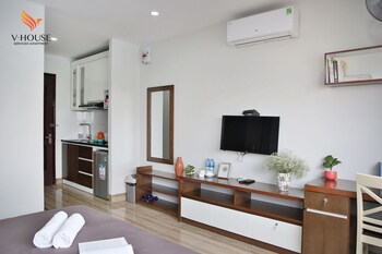 v house 6 serviced apartment