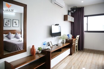 v house 6 serviced apartment