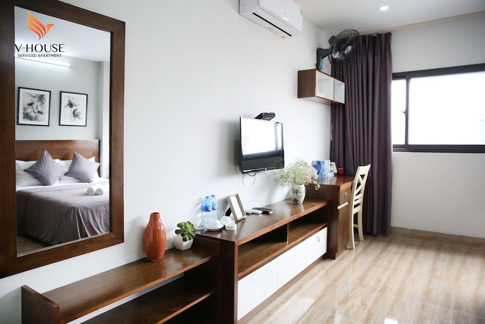 v house 6 serviced apartment