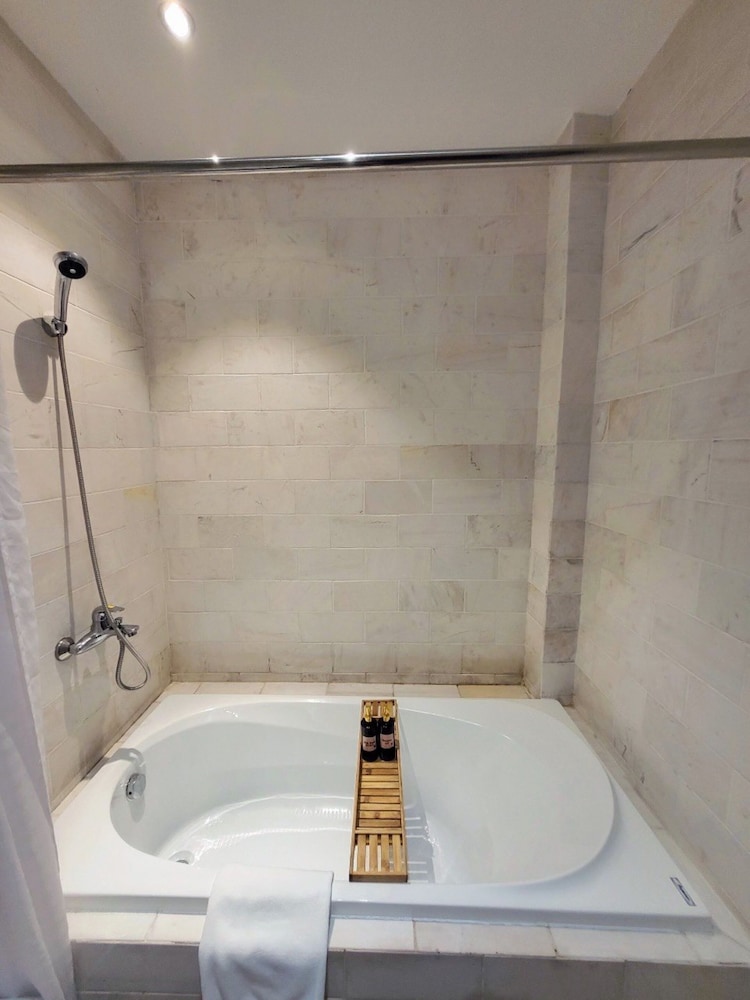 thao trang laluxe hotel